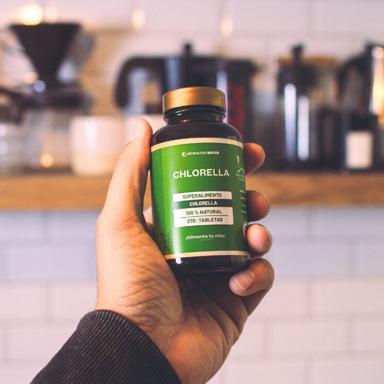 Frasco de chlorella en tabletas sostenido pr una ano