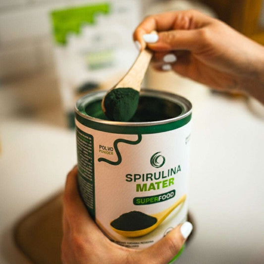 Tarro de spirulina de 500 gramos en polvo abierto